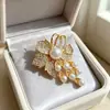Broche Elegante de Pérola em Forma de Gota Moda Luxuosa Corsage de Alto Padrão Novos Acessórios para Terno Casaco Elegante 2025 Pino