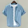 Camisa de Manga Corta Sencilla de Verano Versátil con Bordado de Oso para Hombre Estilo Japonés Casual Refrescante Camisa de Mezclilla Tencel C614