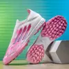 Novas chuteiras de futebol de campo de cano baixo com travas longas para competição, para homens, mulheres e adolescentes, disponíveis para atacado diretamente do fabricante, adequadas para uso profissional em esportes e atividades ao ar livre.