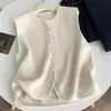 Foto real de um colete de tricô de alta qualidade para mulheres, apresentando um design minimalista, chique e estilo francês, perfeito para usar sobre um blazer ou como peça de outer wear.