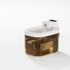 Comedero automático para mascotas con control remoto por aplicación, dispensación de comida programada y pantalla visual, adecuado tanto para gatos como para perros.