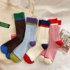 Calcetines de algodón de media pantorrilla con borde a juego de color de patrón oscuro, personalidad网红, calcetines de rizo absorbentes de sudor para las cuatro estaciones, modernos y versátiles para mujer