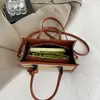 Bolsa de axila popular transfronteiriça de cores contrastantes para mulheres, bolsa de mão casual com decoração de fivela de metal, bolsa de ombro único transpassada da moda para o dia a dia