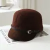 Al por mayor Coreano 2026 Otoño/Invierno Nuevo Cuero Francés Hebilla Fieltro de Lana Gorra Ecuestre Adelgazante Facial Cálido Gorra de Periódico para Mujer