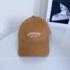 Boné de Baseball Bordado com Letras Elegante e Versátil para Mulheres, Novo Boné Tendência de Cor Sólida para Outono com Aba Curva, Chapéu de Sol para Proteção Solar ao Ar Livre