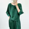 El top de la línea principal de Miyake presenta un diseño único, color liso, cuello redondo, corte irregular holgado, efecto adelgazante, adecuado para ir al trabajo, camiseta casual versátil
