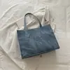 Otoño 2026 Nuevo Bolso de Hombro Grande con Textura de Letra en Relieve Bolso Tote de Commuter Retro de Moda de Nicho