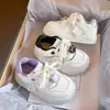 Zapatillas blancas estilo coreano para niños, nuevo modelo primavera 2026, zapatillas deportivas para exteriores para niños, zapatillas deportivas versátiles y elegantes de dibujos animados para niñas