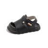 Sandálias de Menino 2025 Verão Nova Moda Versátil Bico Meio Fechado Velcro Vazadas Sandálias Sapatos de Praia Infantil Moderno