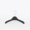 Percha de Plástico Negro Colgador de Ropa para Pantalones Venta al por Mayor Tienda de Ropa Percha Especial para Ropa Colgador de Ropa para el Hogar Tendedero Sin Costuras Logo de Niños