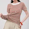 Camiseta Feminina Retro Americana Listrada de Manga Curta e Um Ombro Só, Novo Estilo de Verão, Cintura Irregular Ajustável, Slim Fit, Top Tomara-que-Caia