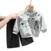Conjunto de duas peças primavera/outono para bebês e crianças pequenas para meninos, moletom fofo com estampa de desenho animado e conjunto de duas peças com calça de bolinhas