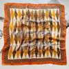 Novo Lenço Geométrico de Diamante para Primavera e Outono Lenço de Seda Artificial de Alta Qualidade Combinando com Camisa Moda Versátil Lenço Decorativo