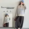 Suéter de Punto Rayado con Cuello Redondo para Niñas Otoño/Invierno 2026 Nuevo Estilo Ropa de Otoño para Niñas Grandes Tejido Elegante con Botones de Cuerno Versátil Moderno