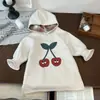 Vestido moletom com capuz forrado em fleece estilo coreano para meninas, coleção outono/inverno 2025, design fofo de cereja para meninas pequenas