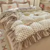 Conjunto de Cuatro Piezas Estilo Princesa Engrosado Francés Leche Polar Estampado con Volantes de Encaje Floral Encaje Grande Conjunto de Tres Piezas para Otoño/Invierno