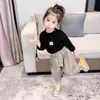 Moda Infantil Primavera y Otoño Nuevo Estilo Popular Celebridad de Internet Niñas Pequeñas 4 Camiseta Holgada de Manga Larga Ropa Exterior de Moda Conjunto de Dos Piezas