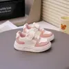 Tênis Cartoon para Meninos e Meninas Primavera e Outono de 2026 Sapatos Brancos da Moda Infantil Atacado Tendência Estilo Coreano