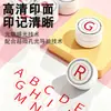 El fabricante produce un juego completo de sellos fotosensibles redondos con letras inglesas según los dibujos proporcionados, utilizados como material didáctico para las clases de inglés de los estudiantes