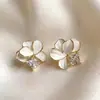 Brincos de Flor de Pérola Coreanos para Mulheres, Brincos de Luxo Leve e de Alta Qualidade, Estilo Novo, Moda de Nicho, Brincos Versáteis Venda por Atacado