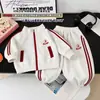 Nuevo Conjunto Deportivo Infantil Primavera/Otoño 2026 Niños y Niñas Estilo Coreano Cardigan Bordado Sudadera Pantalones Deportivos Conjunto de Dos Piezas Moderno