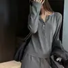Camisa básica de botones estilo coreano, fabricada en fábrica para mujer, diseño de principios de otoño, elegante y versátil, con cuello henley, efecto adelgazante y mangas largas
