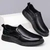 Sapatos masculinos transfronteiriços, novo modelo de outono, sapatos slip-on casuais de negócios em couro genuíno, sapatos de couro macio para homens de meia-idade e idosos