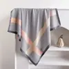 Lenço Escama de Peixe Clássico Simples e Moderno Sarja Quadrado Grande 90cm Moderno Versátil Protetor Solar à Prova de Poeira Lenço para Cabeça para Mulheres