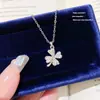 Collar ligero de lujo con diseño de nicho que combina con todo, recién llegado, con colgante de circonita y lazo, cadena para clavícula, joyería de acero de titanio sin color para mujer.