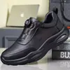Zapatos Casuales de Negocios Deportivos de Nueva Superficie de Cuero para Hombre Botón Sin Cordones Suela Gruesa Deportivos Casuales Transfronterizos Dropshipping Zapatos para Hombre