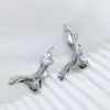 Broche de metal retorcido e aerodinâmico de formato irregular, fecho de corsage retrô da moda, acessório de vestuário, alfinete anti-exposição