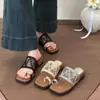 Primer encuentro con las sandalias de cuña de suela gruesa para mujer, calzado de verano para exteriores, nuevo estilo 2026, atuendo de vacaciones con falda, sandalias de playa tejidas