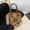 Bolsa Transversal de Ombro Único Versátil e Fashion para Mulheres 2026 Novo Modelo Bolsa de Mão de Design de Nicho de Alta Qualidade Bolsa Concha para o Dia a Dia