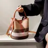 Bolso tipo bandolera de lona a cuadros con detalles de cuero genuino, mini, tipo cubo, nuevo para Primavera y Verano 2025, de alta gama, gran capacidad