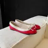 Sapatos confortáveis de sola macia, moda nicho de 0,6 cm, novo modelo outono 2026, sapatos de couro slip-on baixos de bico redondo
