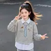 Nueva colección simple y casual de primavera y otoño para niñas: un conjunto de dos piezas de moda que presenta una sudadera con cuello y pantalones de mezclilla con estampado de estrellas, en un estilo preppy