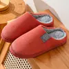 Pantuflas de pana de algodón gruesas y cálidas transfronterizas para otoño e invierno, pantuflas caseras antideslizantes de suela blanda para hombres y mujeres, disponibles en varios colores y personalizables