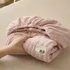 Novo Estilo Lençol de Cama de Veludo Leite com Listras Largas Recortado Cor Sólida Ajustável com Design de Veludo Leite Embossado Curvo de Listras Largas, Comércio Atacadista de Fábrica