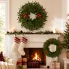 Corona de Navidad artificial con ciprés de bolas pequeñas, bayas rojas artificiales y piñas, colgador de puerta simple, disponible en dos tamaños, decoración navideña básica
