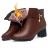 Botines de otoño e invierno con forro de felpa, zapatos de algodón gruesos de suela blanda al por mayor para madres, botines de mujer, zapatos para mediana edad y ancianos, zapatos de cuero