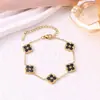 Conjunto de tres piezas de la suerte estilo europeo y americano: conjunto vintage de collar, aretes y pulsera de trébol de cuatro hojas en negro y dorado. Accesorios versátiles para el trayecto al trabajo al por mayor