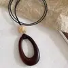 Cuerda de Cuero Negro Colgante Ovalado de Madera Diseño de Nicho Collar para Mujer Ancho Accesible Lujo Gama Alta Cadena para Clavícula Accesorios