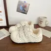 Zapatillas de entrenamiento alemanas con terciopelo para mujer invierno 2026 muy bonitas de velcro sin cordones engrosadas cálidas de doble algodón zapatos de estudiante blancos