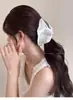 Pinza para el Cabello de Tela con Relieve de Rosa 2026 Nuevo Estilo Pinza de Tiburón para Moños en la Parte Posterior de la Cabeza Accesorio de Cabello de Alta Gama para Mujeres