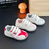 Zapatillas de velcro para niños, nuevos estilos de primavera/otoño para niñas, zapatillas de entrenamiento casuales versátiles y de moda alemanas, zapatillas blanco plateado para estudiantes, a la moda