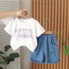 Camiseta de cuello redondo con estampado de letras de estilo occidental para niños, novedad de verano 2025, conjunto de dos piezas de pantalones cortos de manga corta para niños.