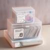Caja de Almacenamiento a Prueba de Polvo para Escritorio con Tapa, Adecuada para Pegatinas y Tarjetas, Cajón Frosted de un Solo Compartimento, Organizador Portátil Semitransparente para Artículos Pequeños