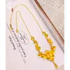 Tienda de Oro Mismo Estilo Joyería Arena Dorada, Collar Flor de Tres Vidas Floreciente, Lujo Ligero de Alta Gama, Cadena para Clavícula de Boda de Alta Clase para Mujeres