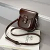 Bolsa de Ombro Única Retrô Coreana Moda Pequena Quadrada Fashion para Mulheres Moda Outono 2025 Cor Sólida Brilhante Bolsa Transversal Tongue Saddle para Mulheres