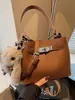 Bolsa Cruzada 2026 Primavera Nueva Versátil Casual Gama Alta Nicho Retro Bolso Cruzado para Mujer Bolso de Mano Bolso Cubo